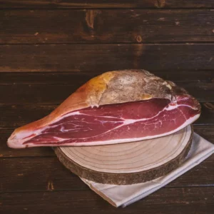 Demi jambon d’Auvergne IGP avec os fabriqué artisanalement par les Salaisons de Montagnac en Auvergne