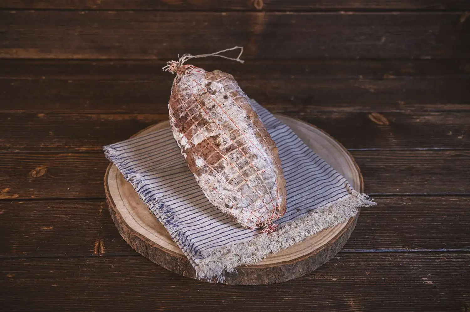 Jambon noix d’Auvergne IGP artisanal, élaboré par les Salaisons de Montagnac, pièce savoureuse et affinée