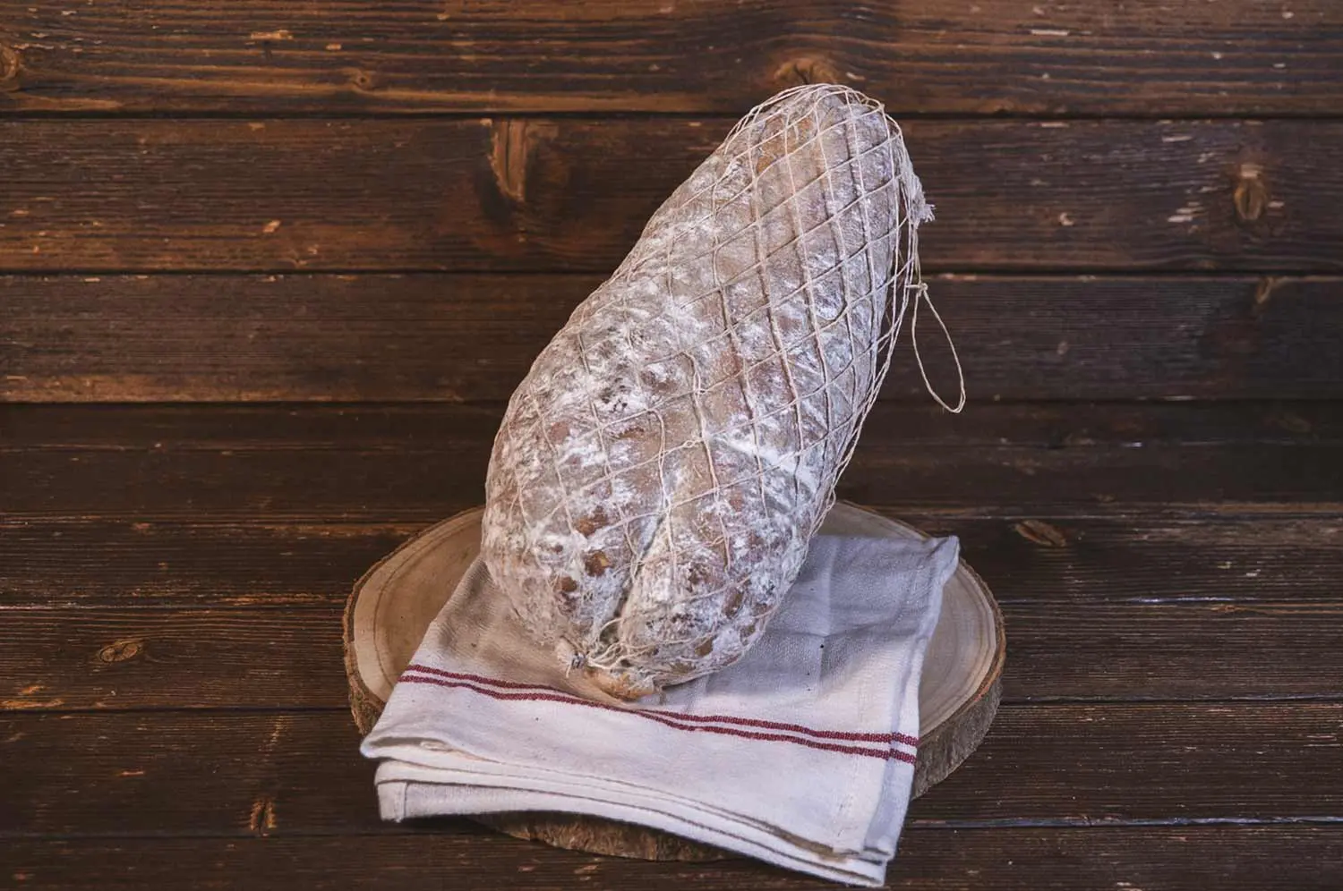 Saucisson artisanal en promotion proposé par les Salaisons de Montagnac charcuterie traditionnelle