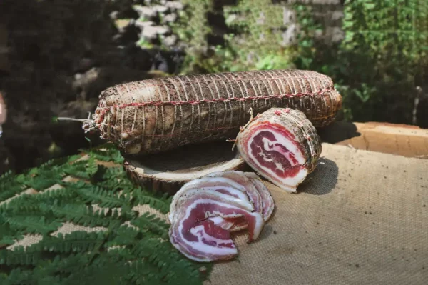 La poitrine roulée au poivre des Salaisons de Montagnac