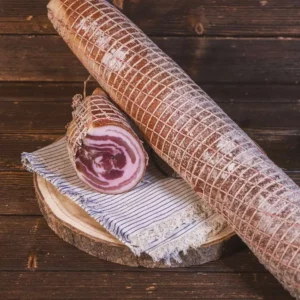 Poitrine roulée artisanale préparée par les Salaisons de Montagnac, charcuterie traditionnelle savoureuse