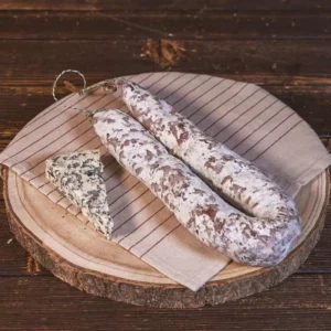 Saucisse sèche artisanale au bleu d’Yssingeaux fabriquée par les Salaisons de Montagnac charcuterie originale