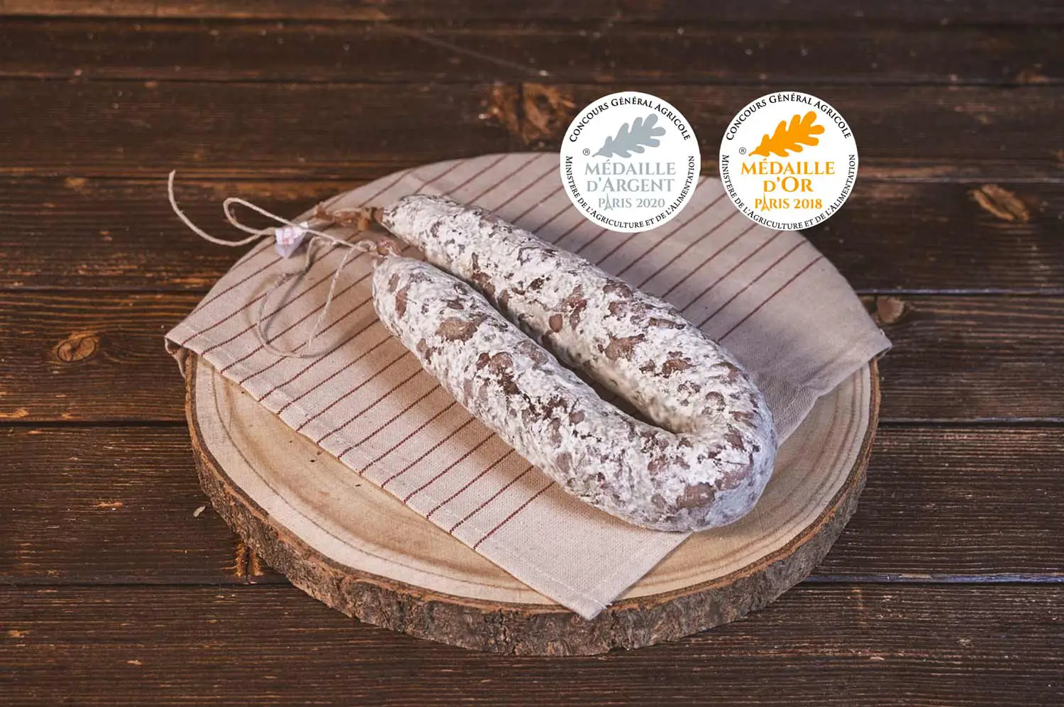 Saucisse sèche pur porc fabriquée artisanalement par les Salaisons de Montagnac, charcuterie traditionnelle