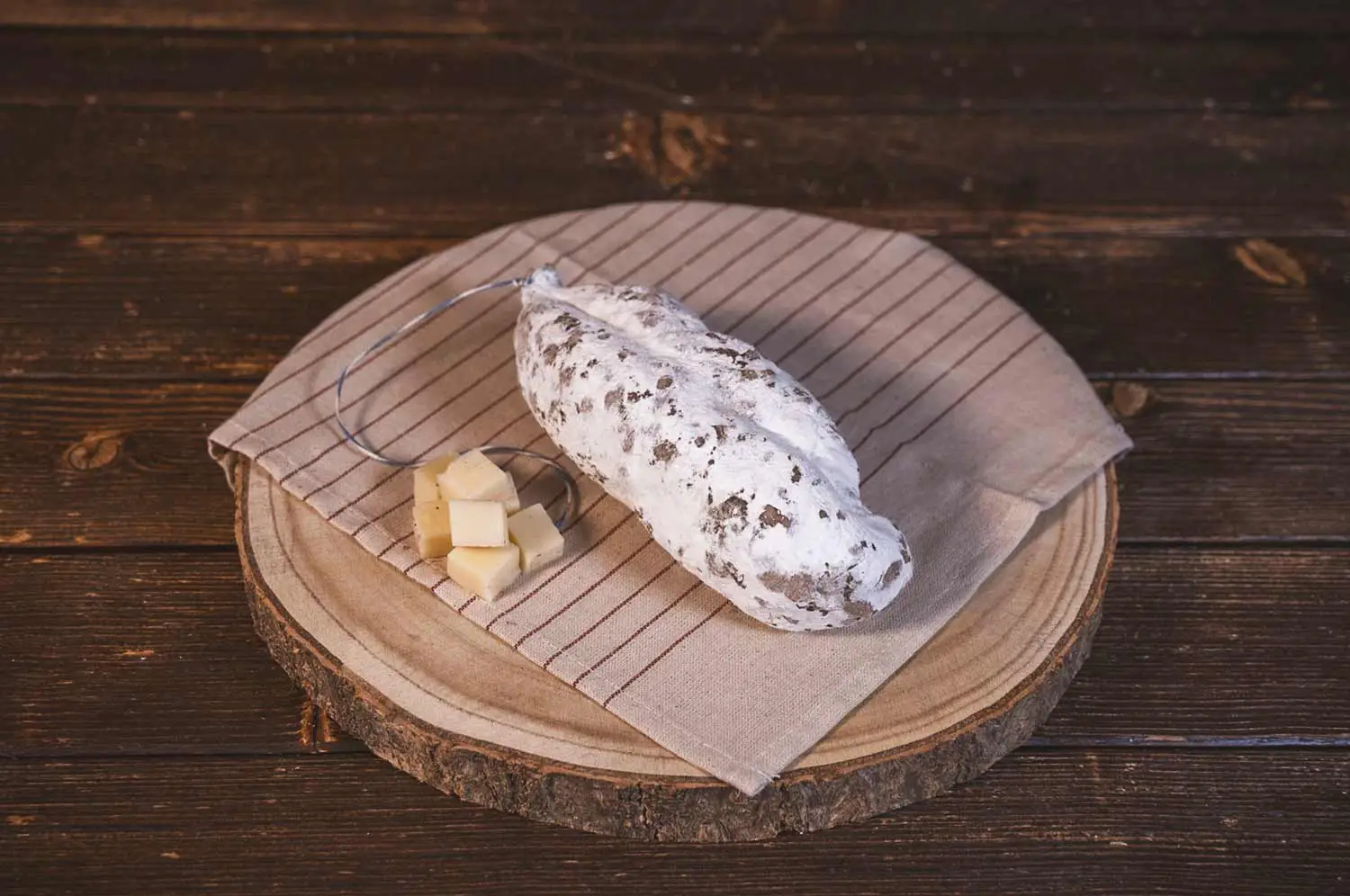 Saucisson artisanal au Beaufort, origine Haute-Loire, fabriqué par les Salaisons de Montagnac, charcuterie traditionnelle