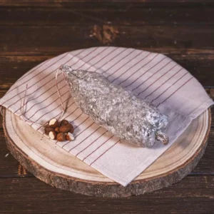 Saucisson artisanal aux noisettes, origine Haute-Loire, fabriqué par les Salaisons de Montagnac