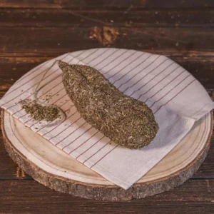 Saucisson sec artisanal aux herbes de Provence fabriqué par les Salaisons de Montagnac, charcuterie traditionnelle aromatique