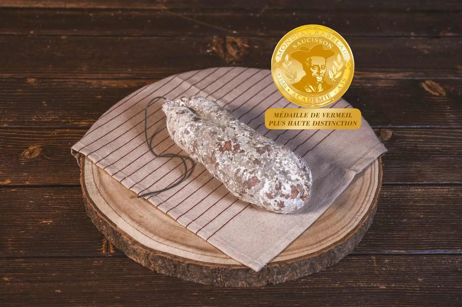 Saucisson sec supérieure artisanale fabriquée par les Salaisons de Montagnac charcuterie traditionnelle de qualité