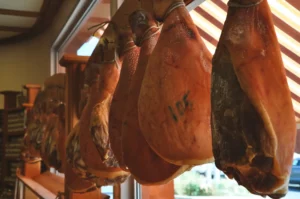 La jambon auvergne au magasin de vente en direct des Salaisons de Montagnac