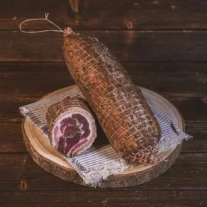 Poitrine de porc roulée au poivre, préparée artisanalement par les Salaisons de Montagnac